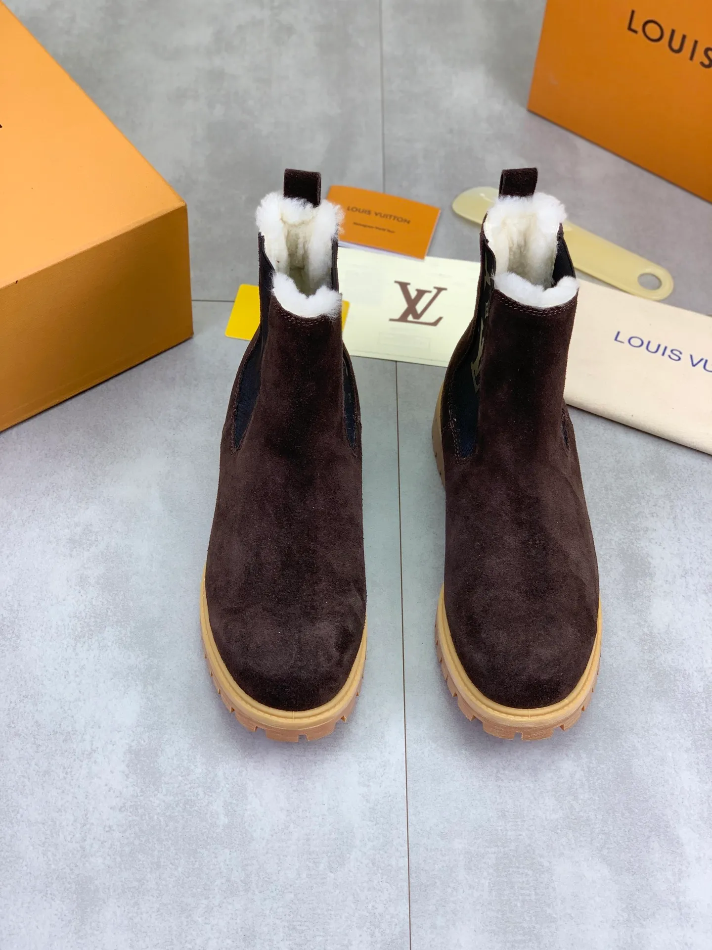 Factory price P900 💰💎💎💎High version of new men's shoes. Purchasing quality◾️◽️LV～Louis Vuitton boots series! by Virgin Abloh The most beautiful sneakers, Lv Brand strongly recommends new products, official website limited edition retro basketball sneakers! Both the high-top and low-top models spent money to purchase 1:1 accurate reproductions of the originals. The details are invincible and full of sincerity. The imported custom-made original frosted cowhide leather is packaged in the same way as the originals. The details are 100% restored. The privately customized originals are combined into a non-slip, wear-resistant and lightweight foam outsole. It is different from other brands. Without the original version, this effect cannot be achieved! L’s best-looking men’s shoes in the past, don’t miss it! Calfskin lining: Imported water-dyed cowhide lining/foot pad Outsole: lightweight foaming and non-slip Size: Men's 39-44 (38, 45 customized, non-refundable)